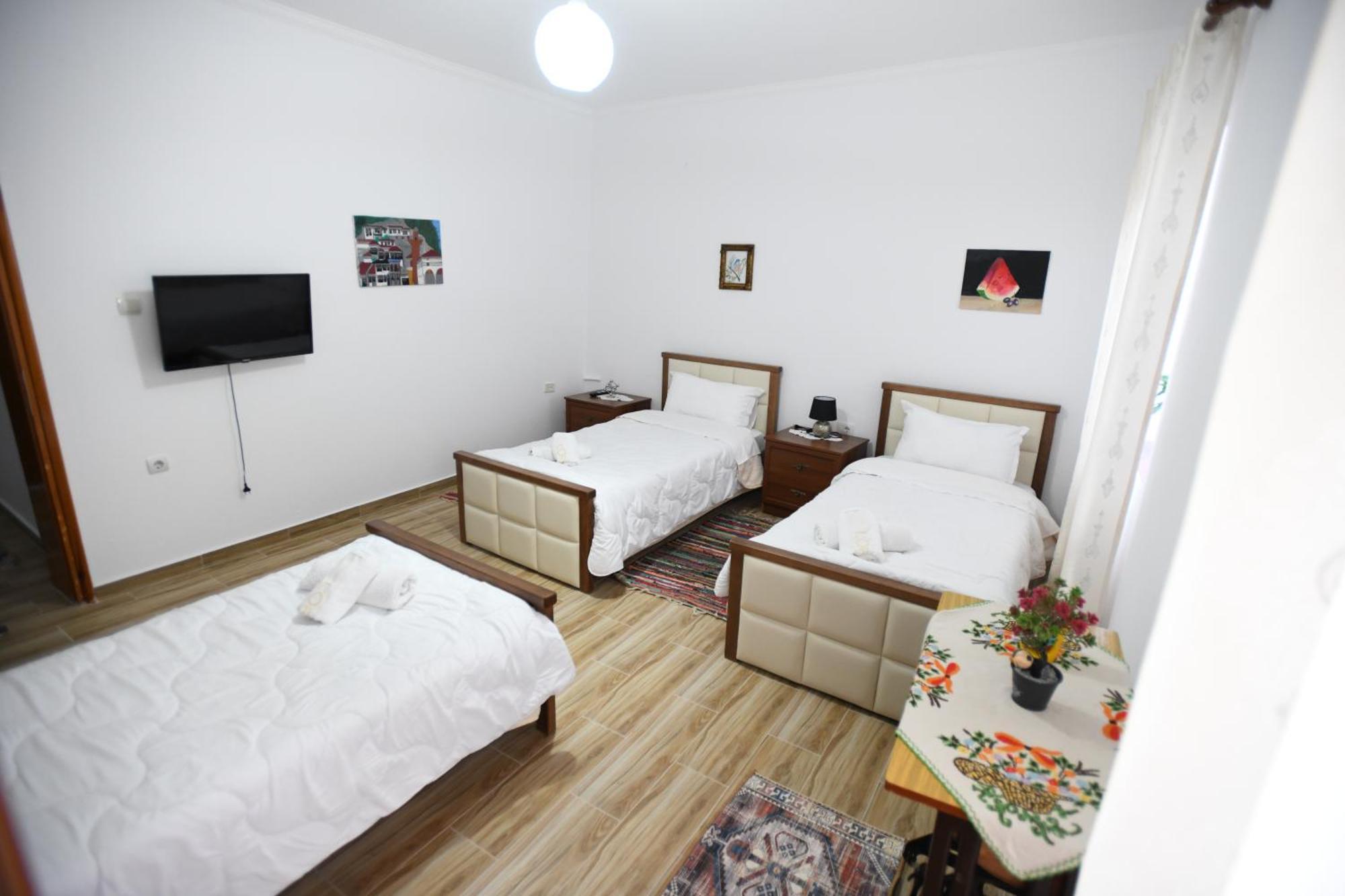 Guest House Luli Berat Bagian luar foto